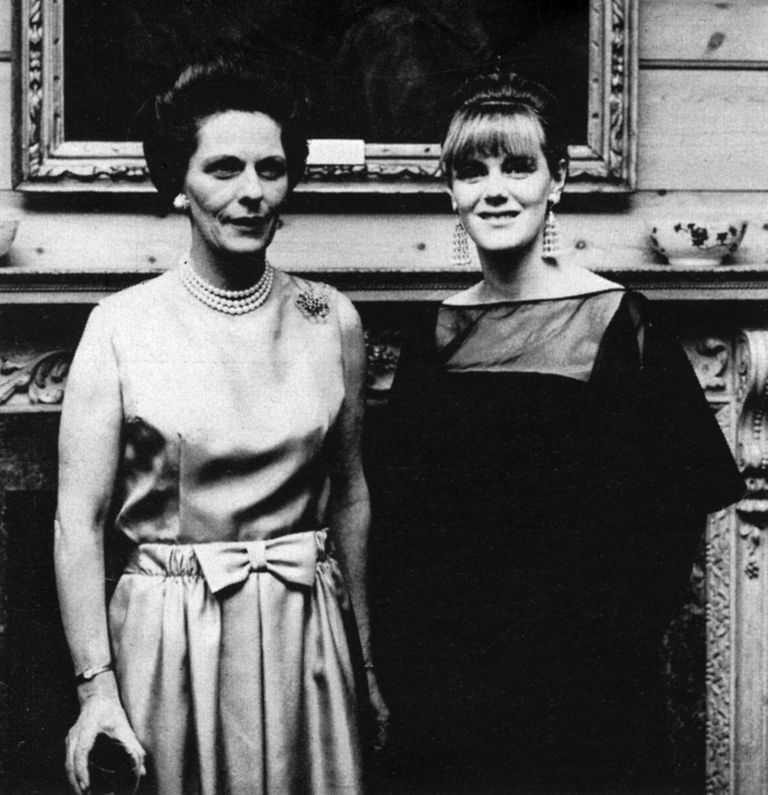 Camilla Shand oma emaga aastal 1965