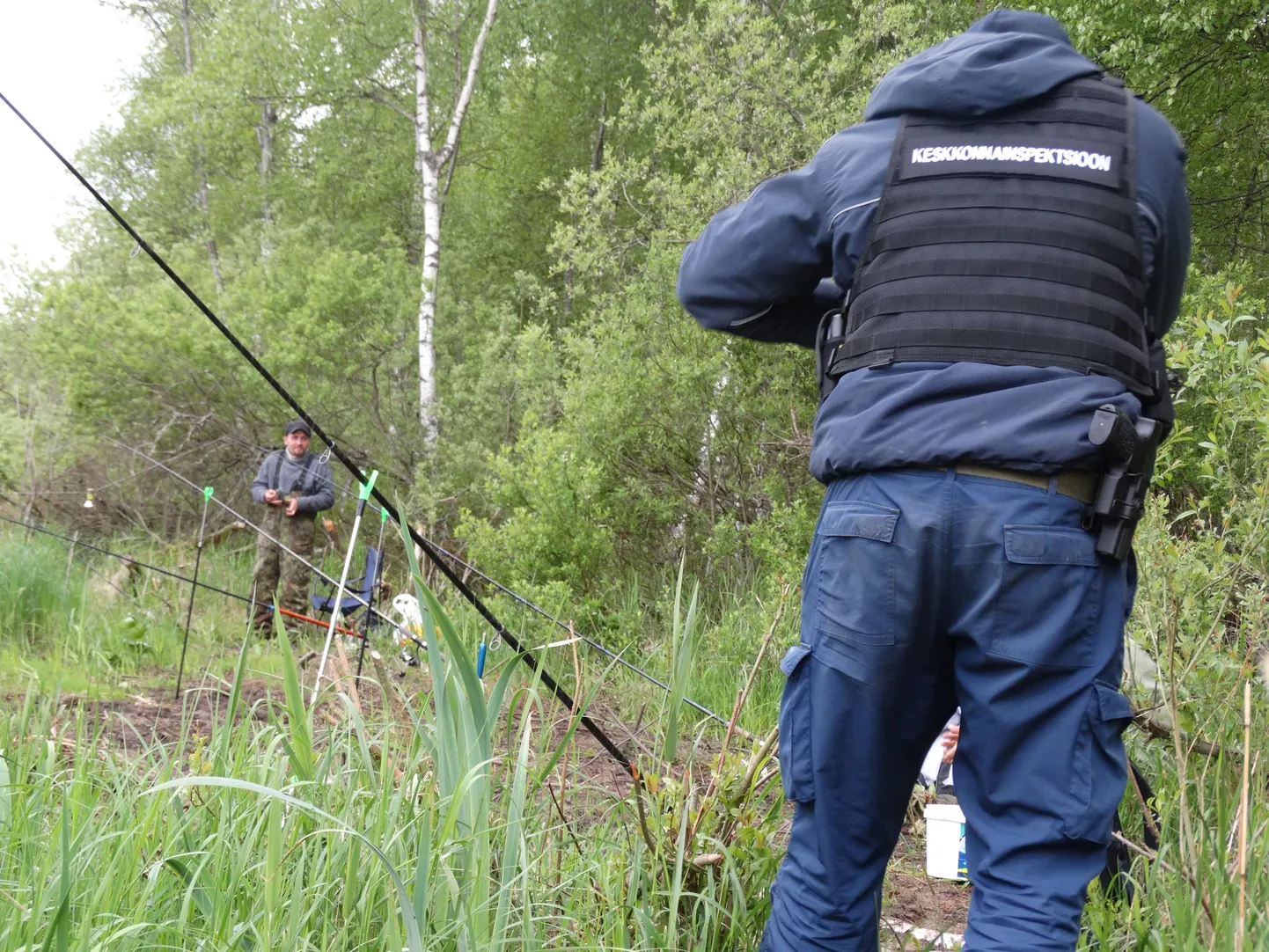 Keskkonnainspektor ei ole mitte pelgalt trahvitegija, ta on ka nõuandja, manitseja ja muidu hea jutukaaslane. Illustreeriv foto.