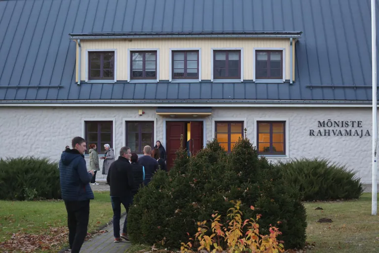Mõniste rahvamajas on sel sügisel kahel korral kohalik rahvas koos käinud, et plaanitavat vallavahetust arutada.