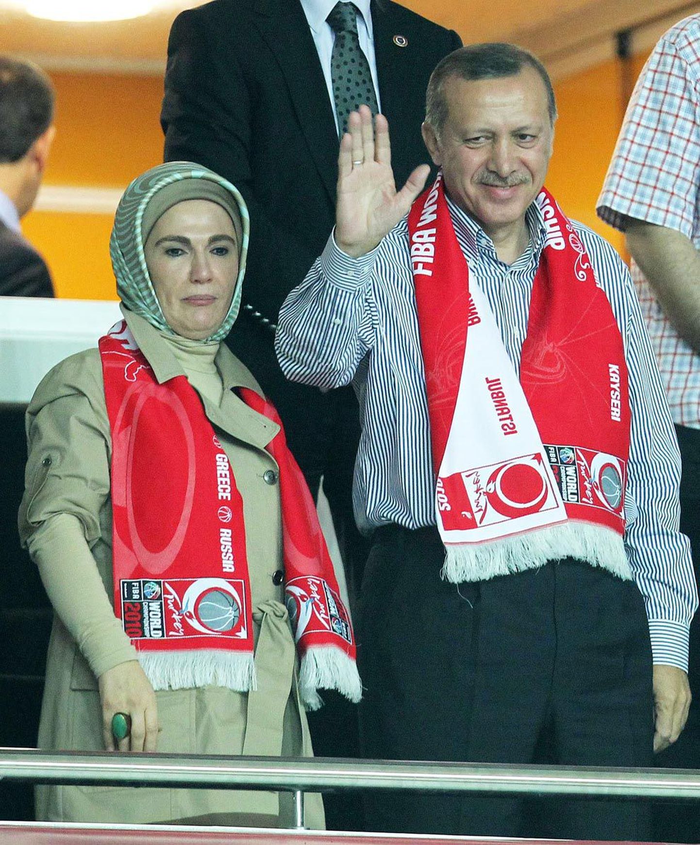 Ka Türgi peaministri Recep Tayyip Erdoğani abikaasa Emine Erdoğan on üks neist naistest, kes pooldab pearätti. Pildil on paar korvpalli vaatamas.