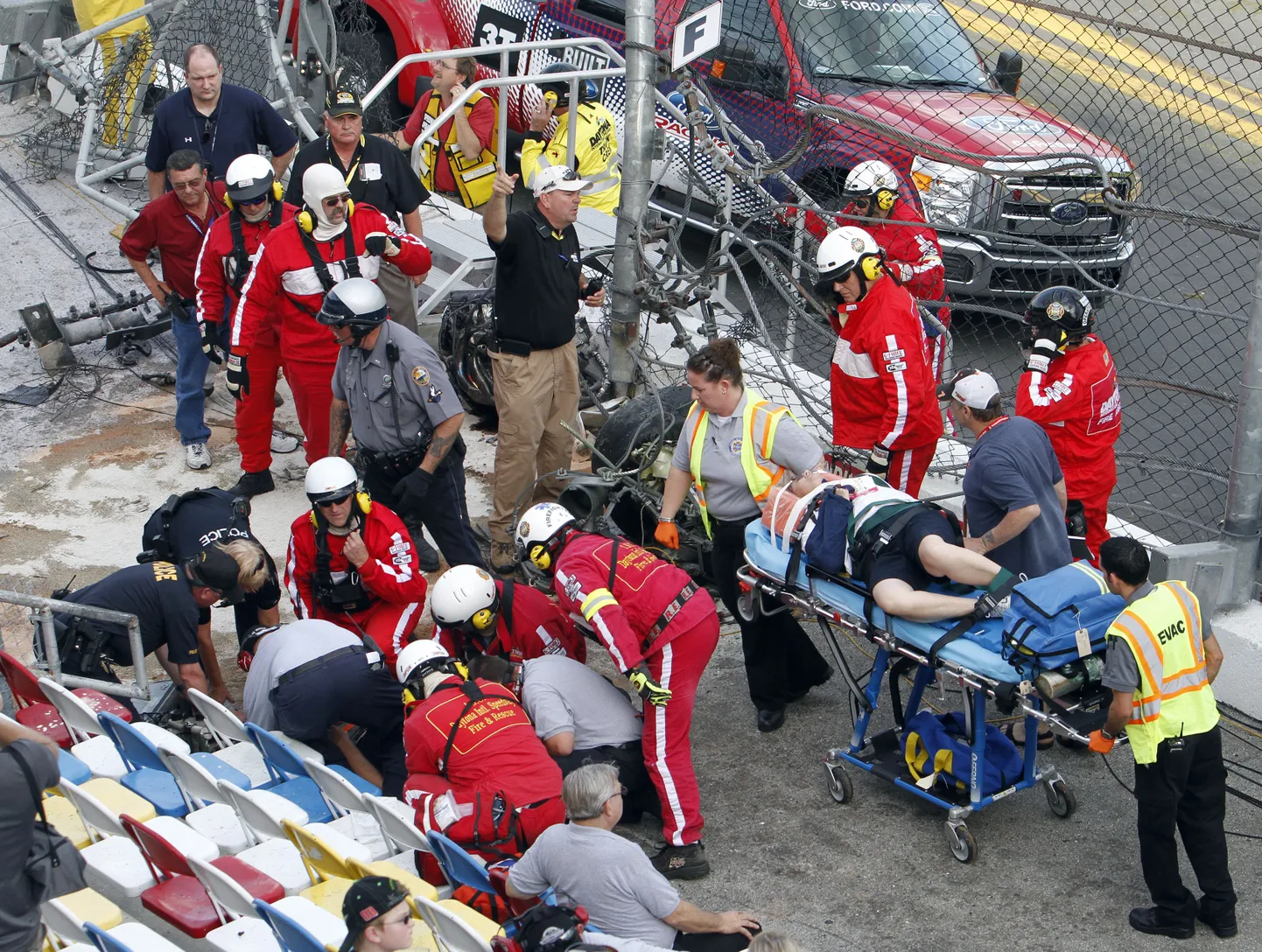Одна из аварий на гонках NASCAR.