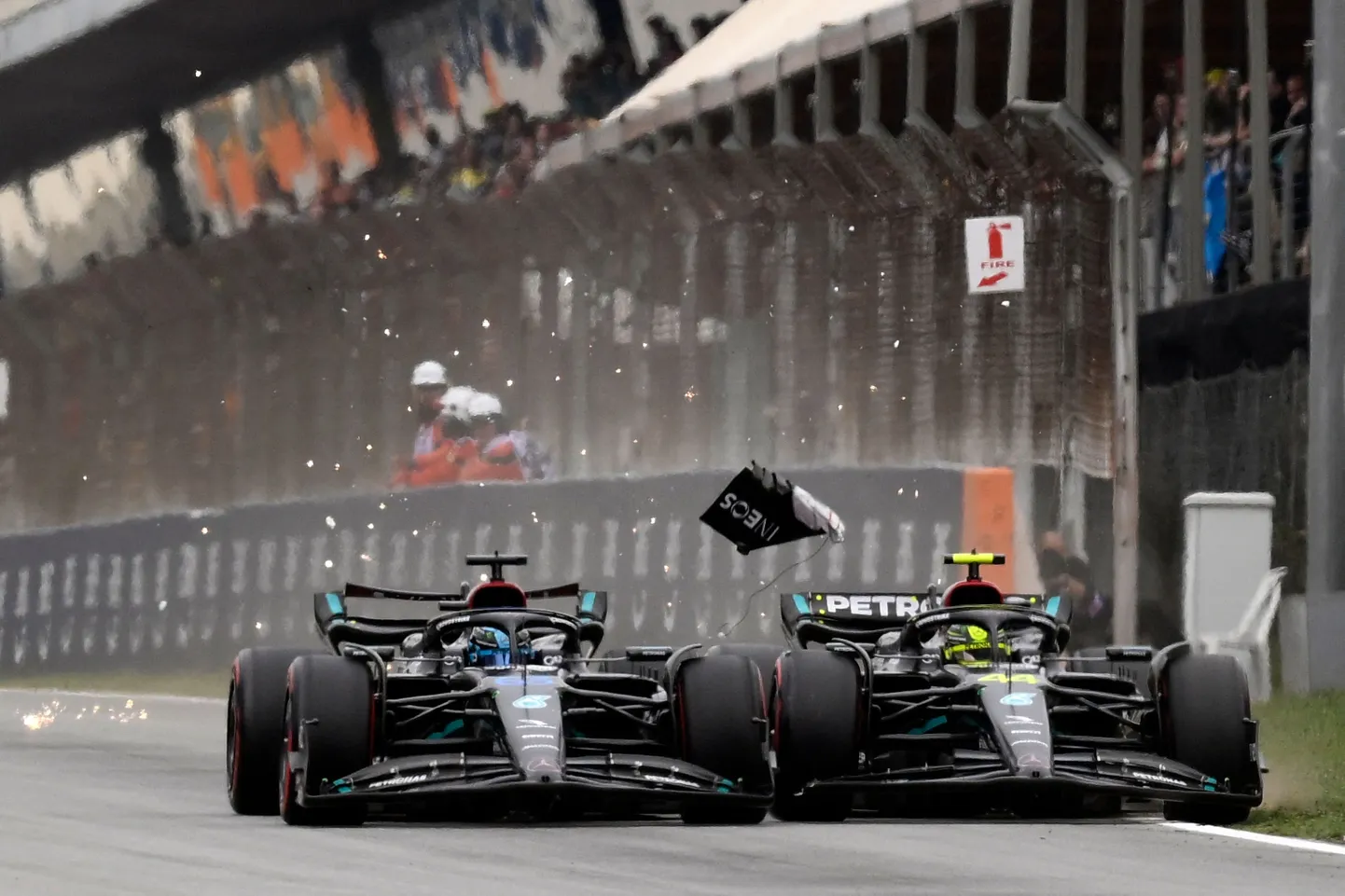 Mercedese sõitjad George Russell (vasakul) ja Lewis Hamilton võitlemas 2023. aastal F1 etappi võõrustanud Barcelona ringrajal.