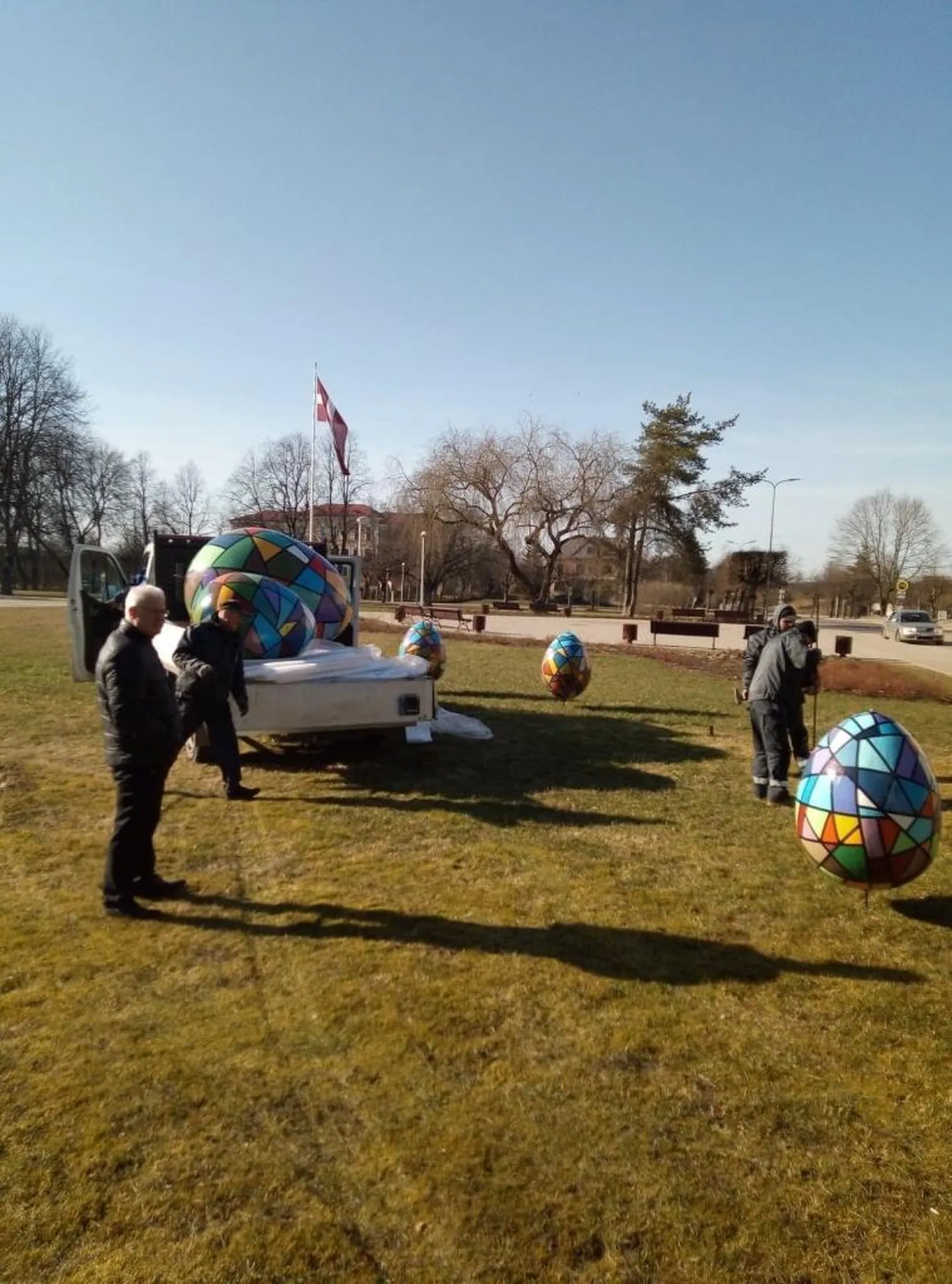 Valkat ehivad pühademunad.