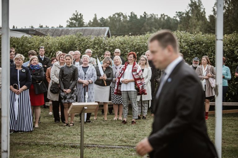 Eesti valitsuse liikmed istutasid Häädemeestel juubelitammed.