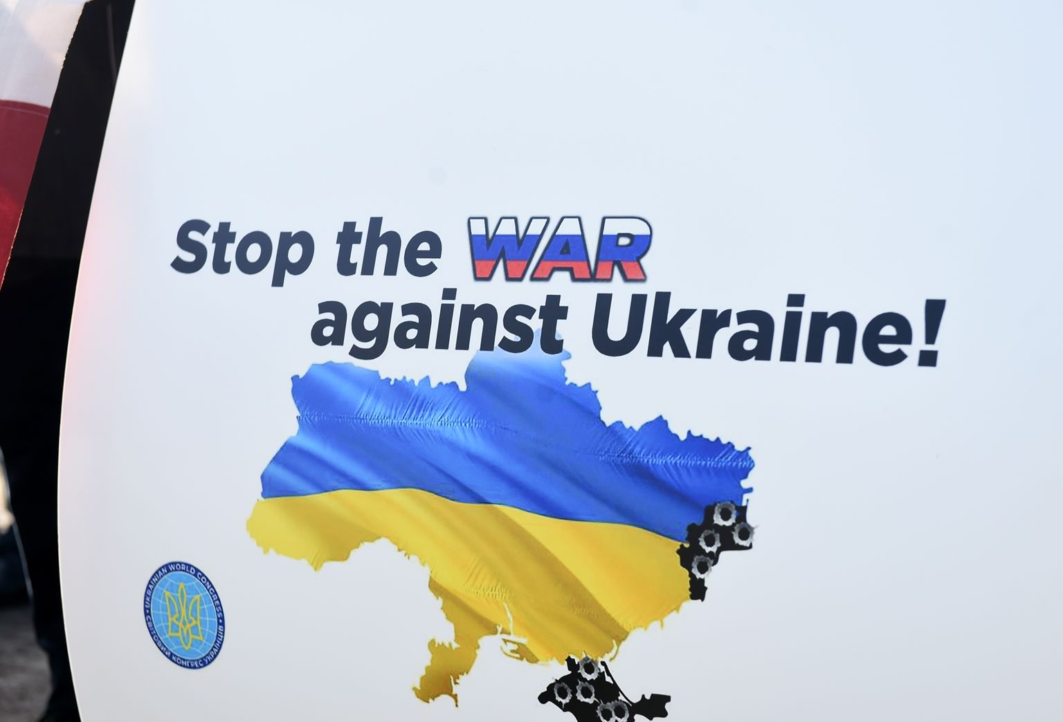 Iepretī Krievijas vēstniecībai notiek pikets pret Krievijas karaspēka iebrukumu Ukrainā.