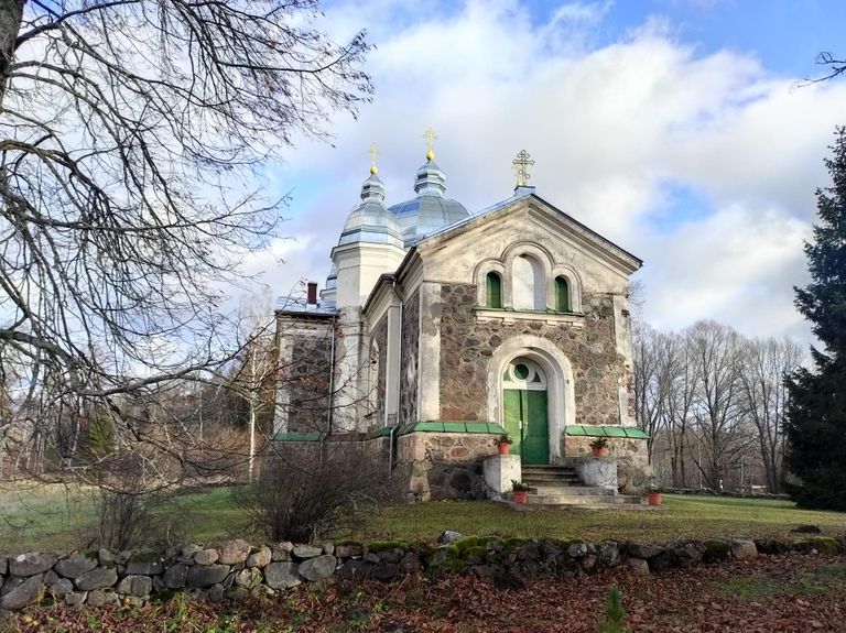 Imposantne maakividest ja võimsate kuplitega Pootsi-Kõpu Püha Kolmainu apostlik-õigeusu kirik valmis 1873. aastal.