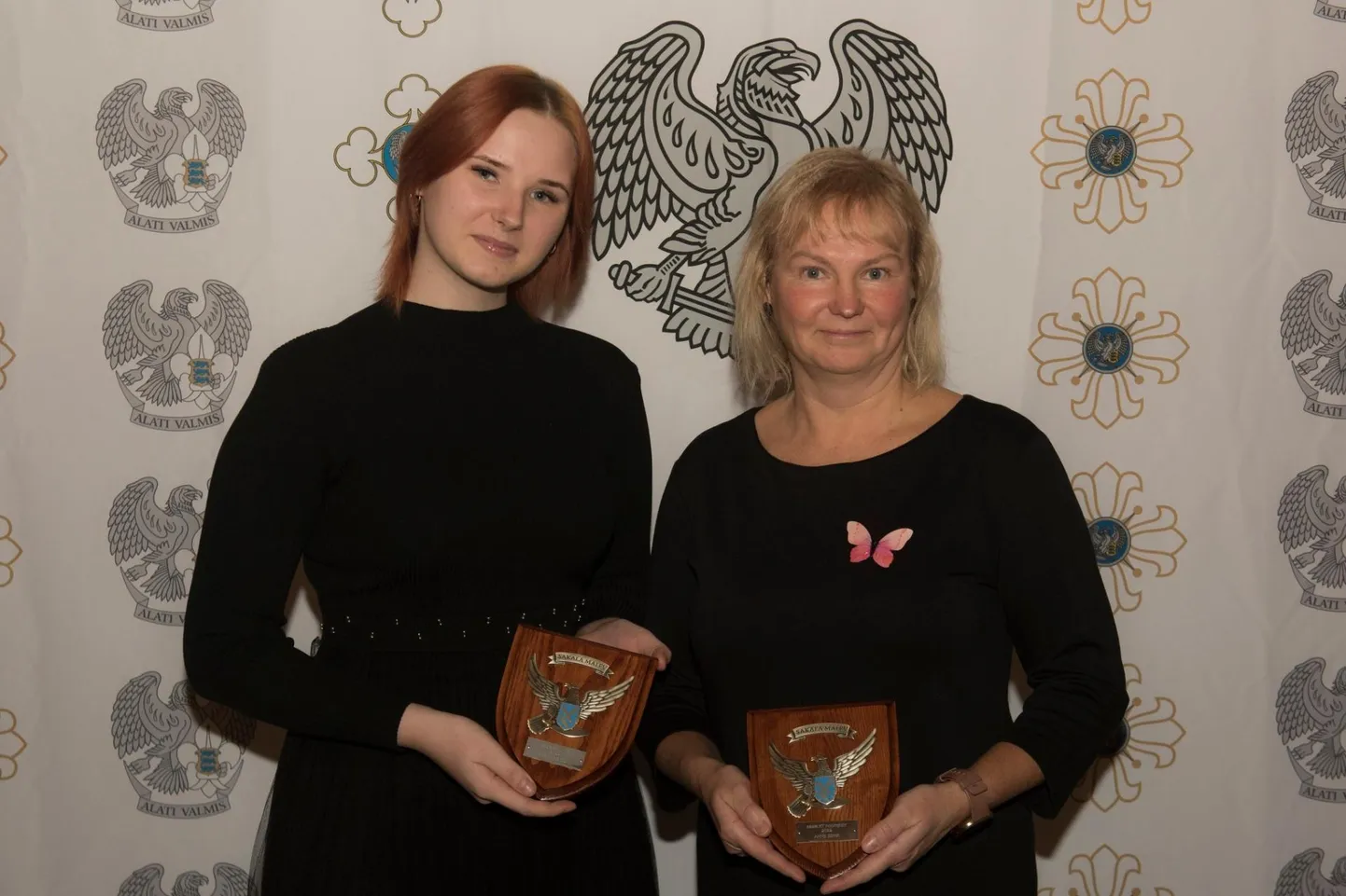 Aasta kodutütar Reena Reidla ja aasta noortejuht Anne Sepik.