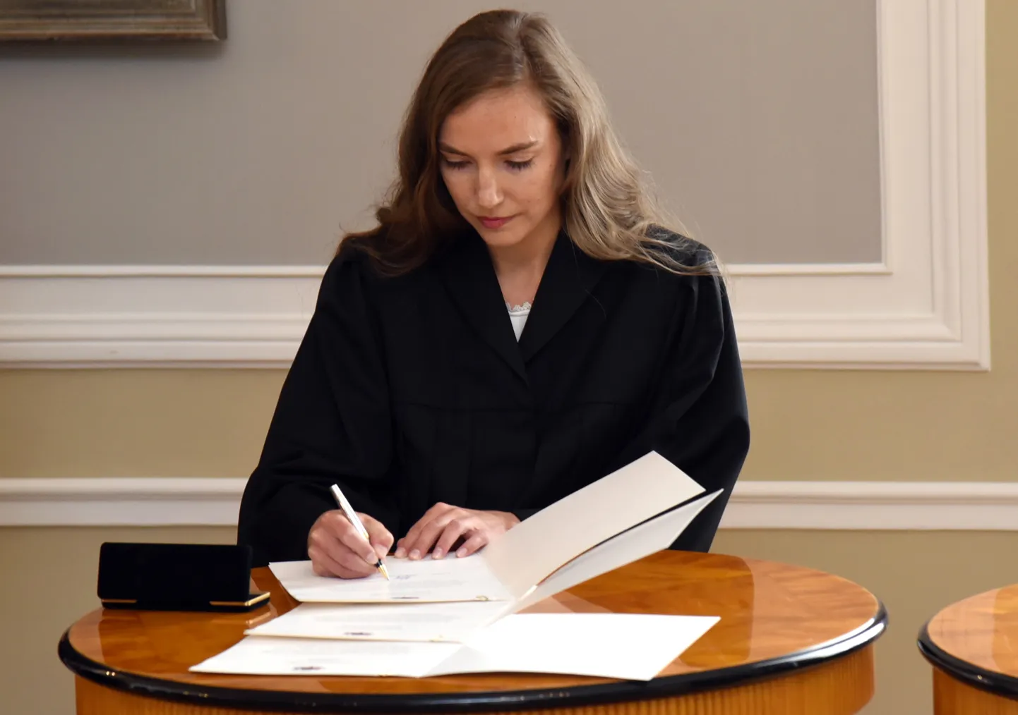 Tiesnese Anastasija Pasjuga paraksta zvērestu svinīgajā tiesnešu zvēresta nodošanas ceremonijā pie Valsts prezidenta Rīgas pilī.