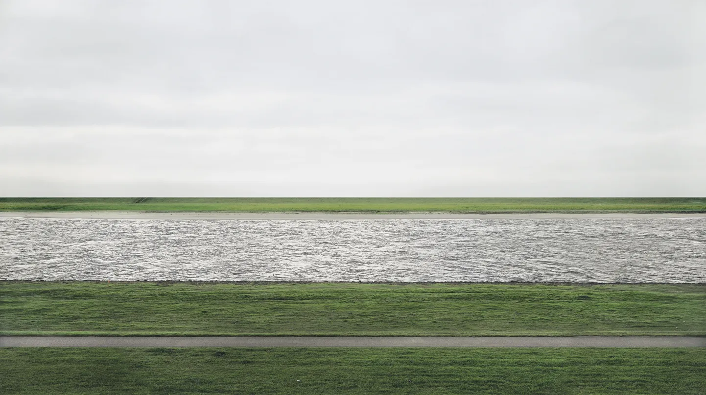 Andreas Gursky 1999. aasta foto pealkirjaga «Rhein II», millel ongi kujutatud Rheini jõge Saksamaal.