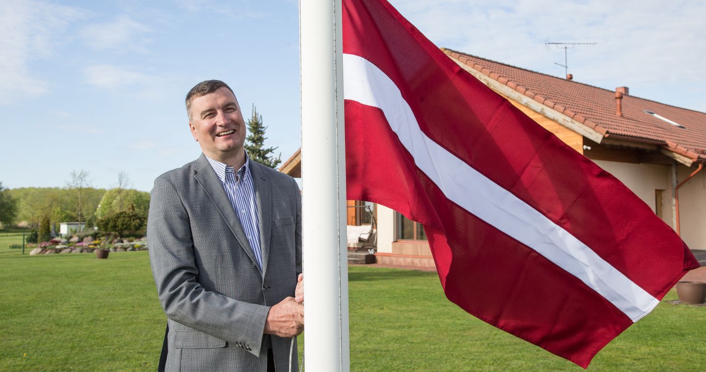 Gert Tartlan tõmbas pildi tegemiseks koduõue lipumasti lõunanaabrite lipu. Läti tähtpäevadel hakkab see lipp seal ka edaspidi lehvima.