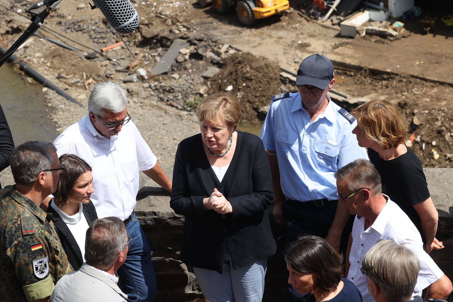 Merkel külastas Schuldi asulat Rheinland-Pfalzi liidumaal, mis on üks kahest looduskatastroofis enim räsitud regioonist Saksamaal.