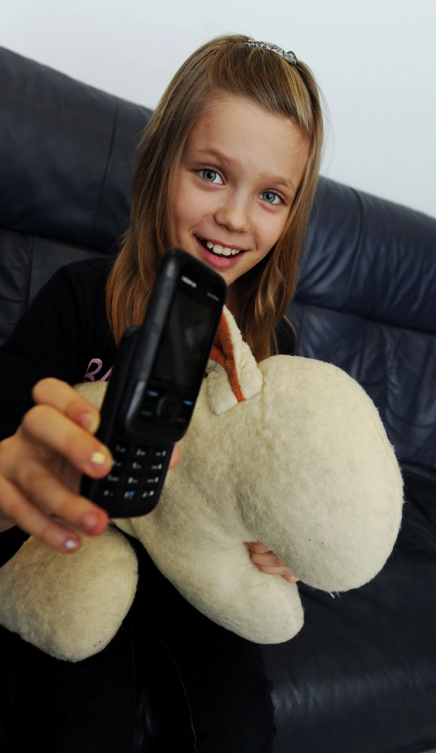 Laps ja mobiiltelefon.