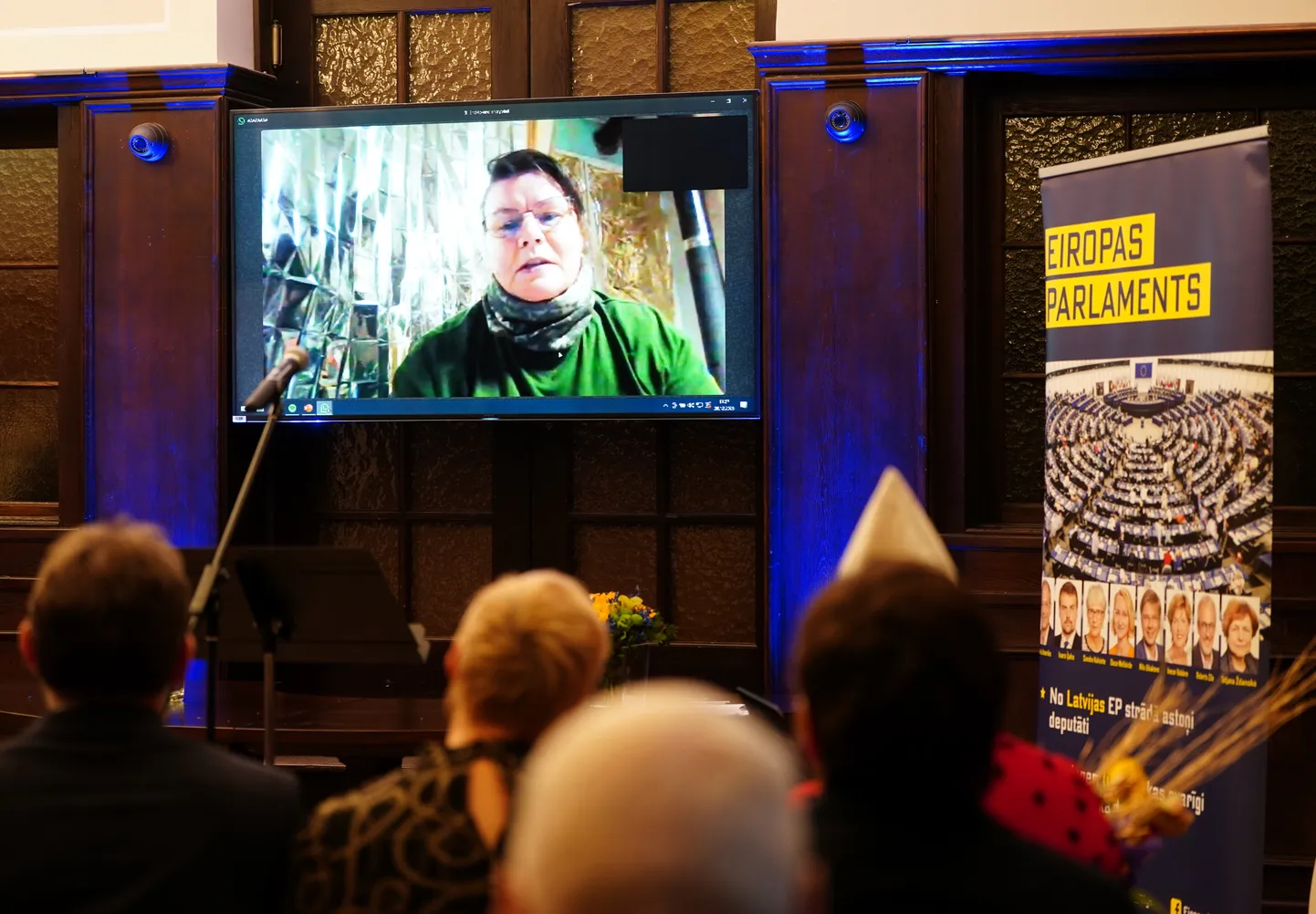 "2023. Gada Eiropas cilvēks Latvijā" titula ieguvēja - medicīnas māsa, pirmā ārzemju seržante Ukrainas armijā, brīvprātīgo aizstāvju bataljona "Karpatska Sič" galvenā mediķe Sarmīte Cīrule (ekrānā) "2023. Gada Eiropas cilvēks Latvijā" apbalvošanas ceremonijas laikā.