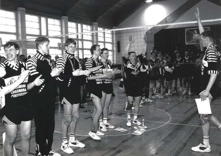 Kuld! Esimene meistritiitel tuli Rivaalile 15. aprillil 1995 koduhallis. Pidu võis alata.