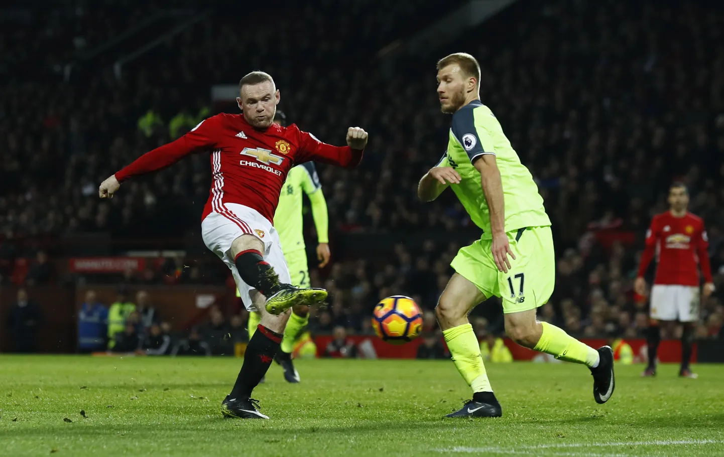 Ragmar Klavan võitlemas Wayne Rooneyga.