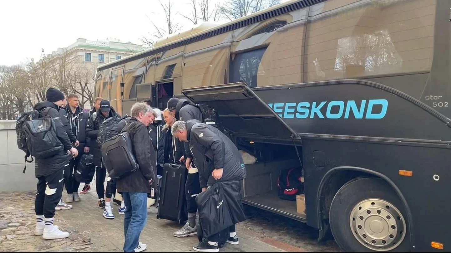 Pärnu Sadama korvpallimeeskond ei jõudnud oma tiimi bussiga sihtpaika.