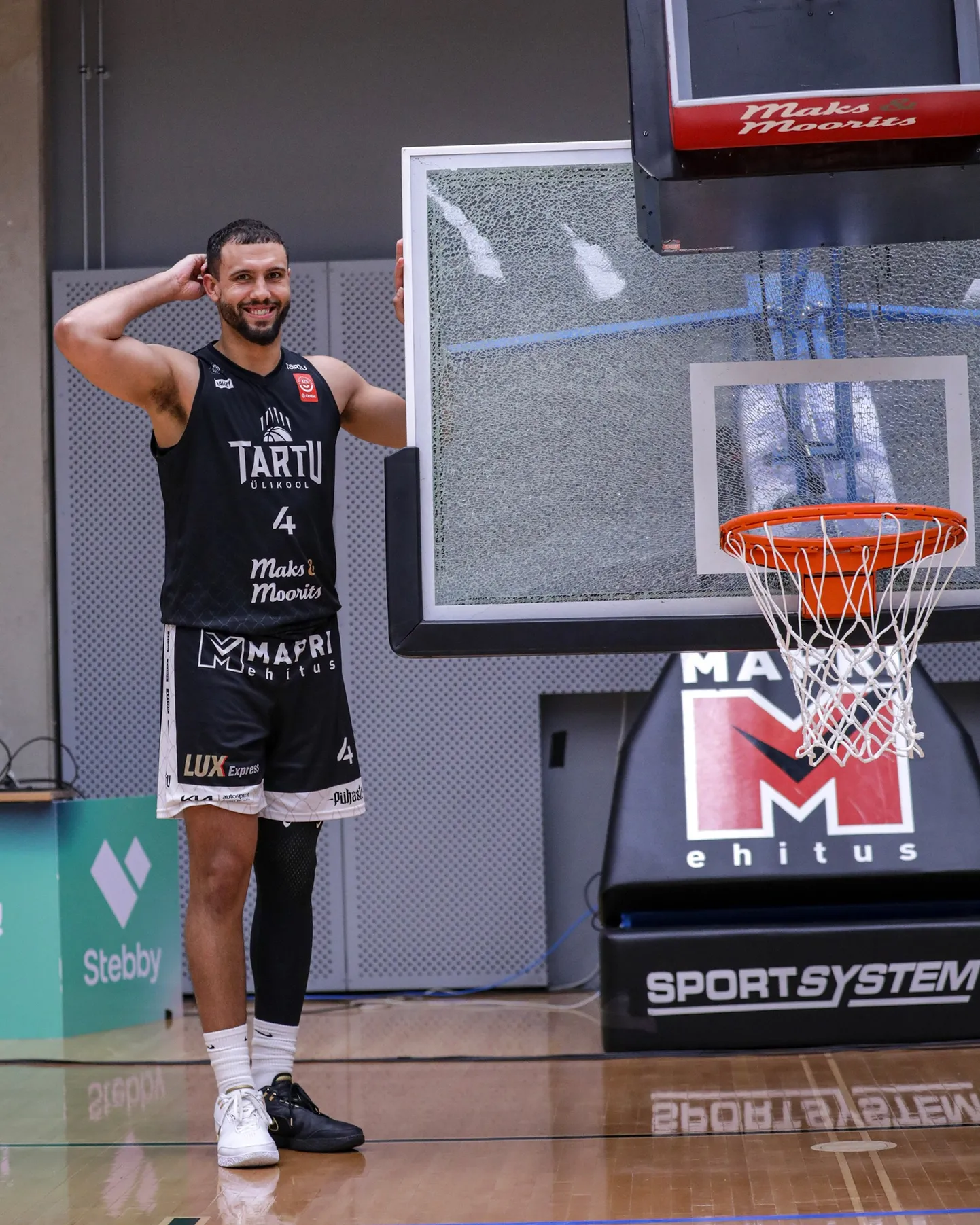 Jalen Henry lõhkus Tartu Ülikooli spordihoone korvilaua.
