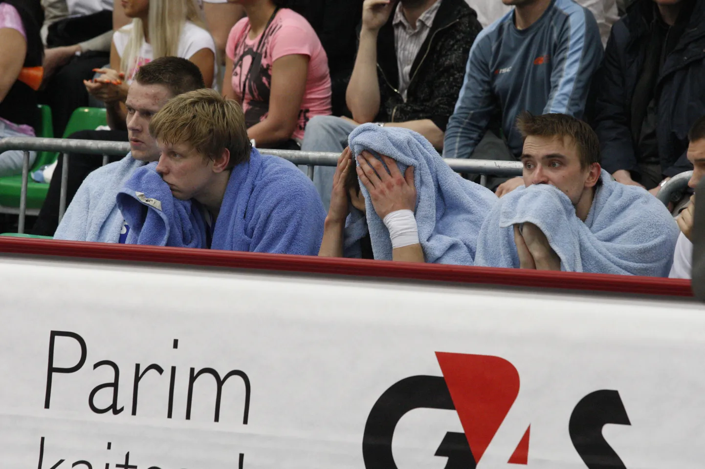 Viienda poolfinaalmängu paaris TÜ/Rock - Kalev/Cramo võitis Rock 98:59 ning sellega ka kogu seeria 3:2 (pildil Kalev/Cramo mängijad).