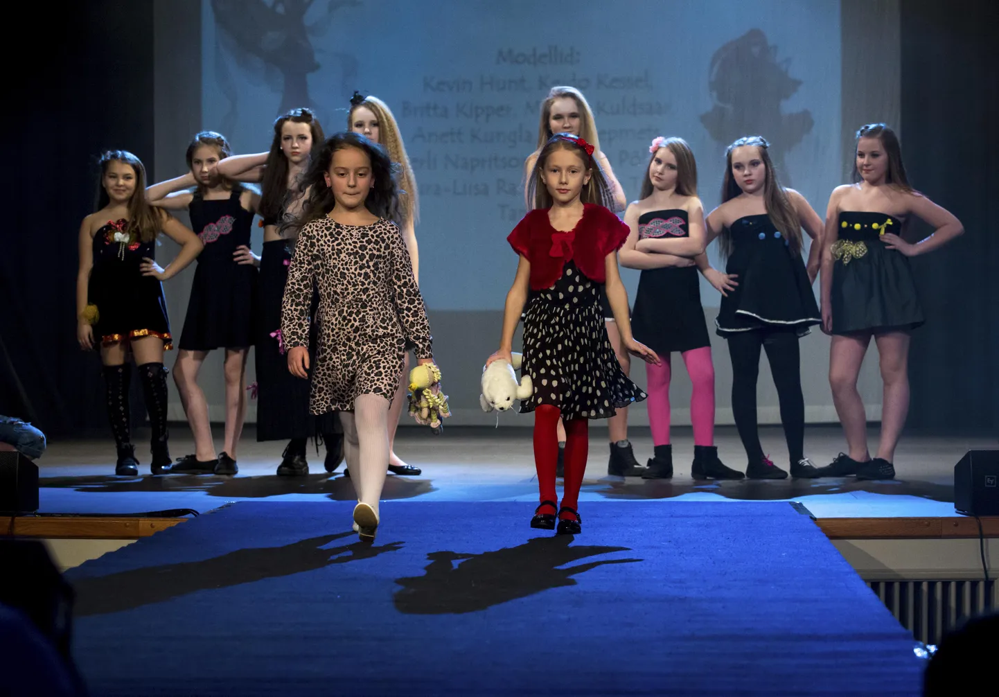 Nii nagu eelmisel viiel aastal ootavad Viljandi põhikoolide õpilased täna õhtul Sakala keskusesse publikut show’le, et näidata omaloodud lavamoodi. Foto on tehtud kolmandal show’l 2015. aastal.