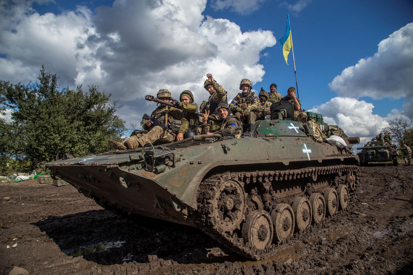 Ukraina sõjaväelased soomustatud lahingumasinatel Harkivis.