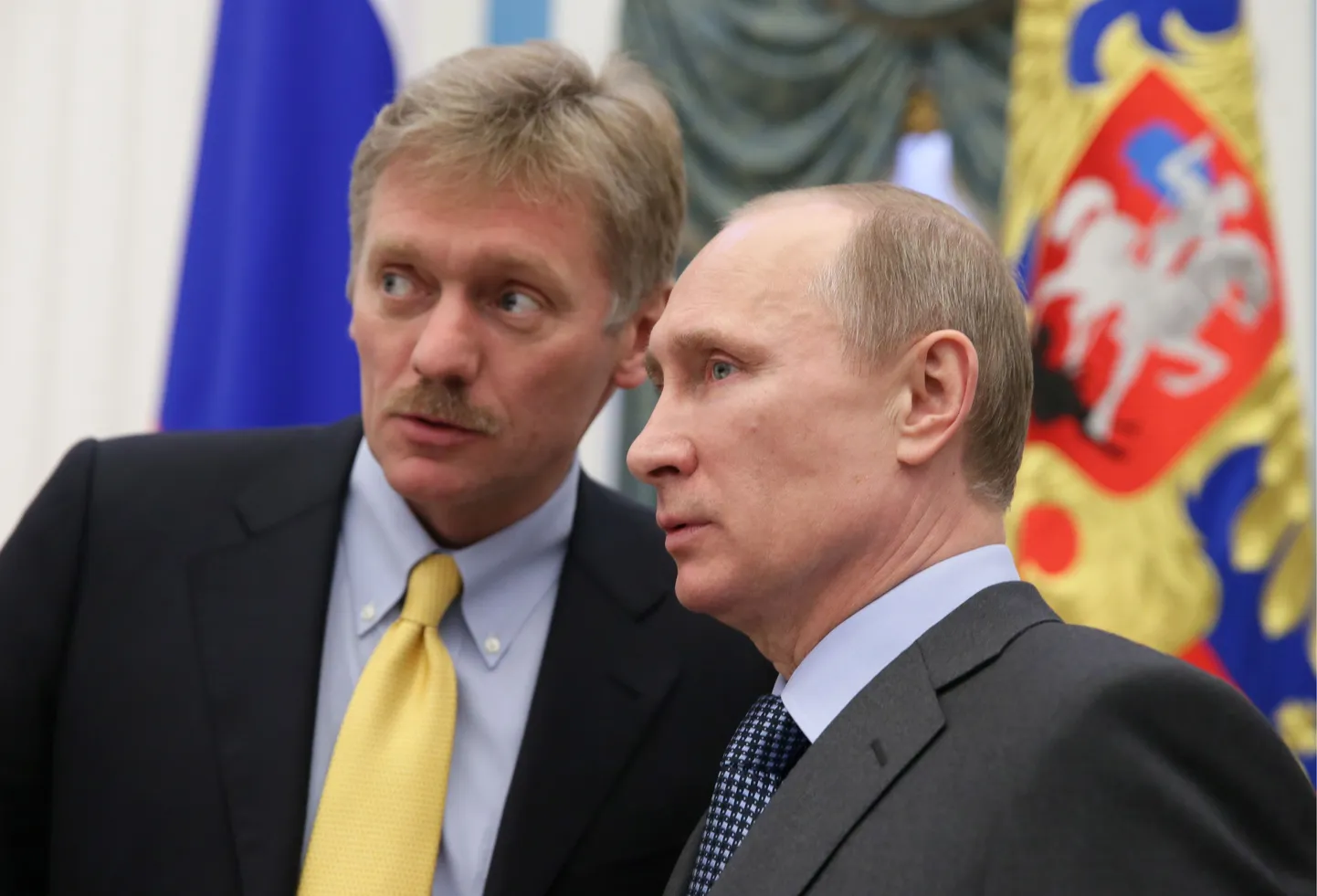 Vladimir Putin (paremal) ja Dmitri Peskov.