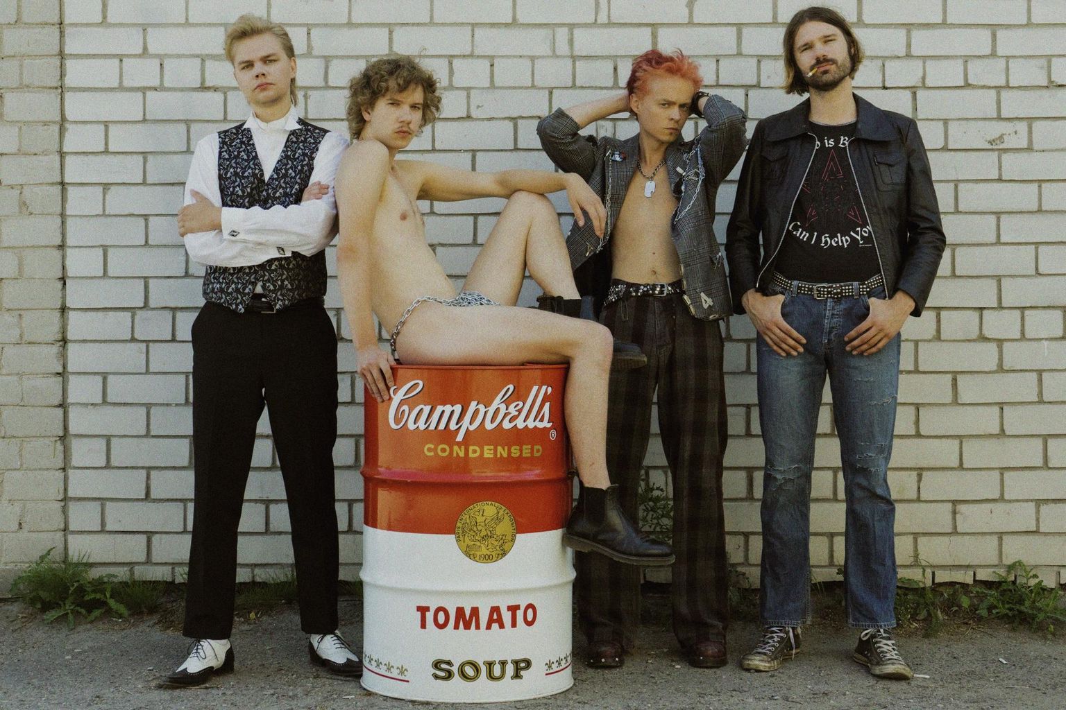 Neljas album “Soup Can Pop Band” on noorte muusikute tutvustust mööda tänapäeva ühiskonna ja poliitika passiiv-agressiivne kriitika.
