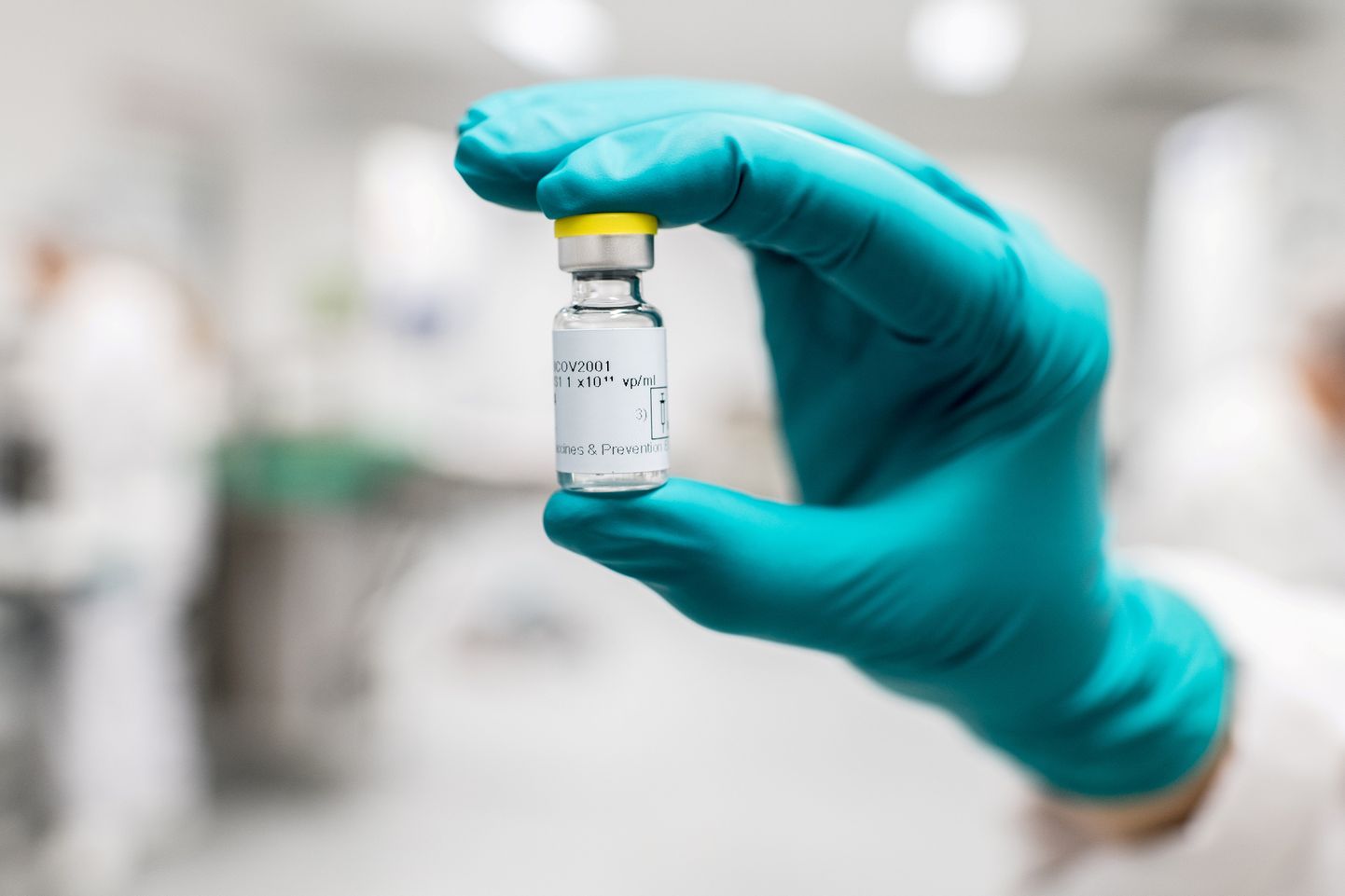Laboratooriumitöötaja hoiab käes Johnson & Johnsoni COVID-19 vaktsiini doosi.
