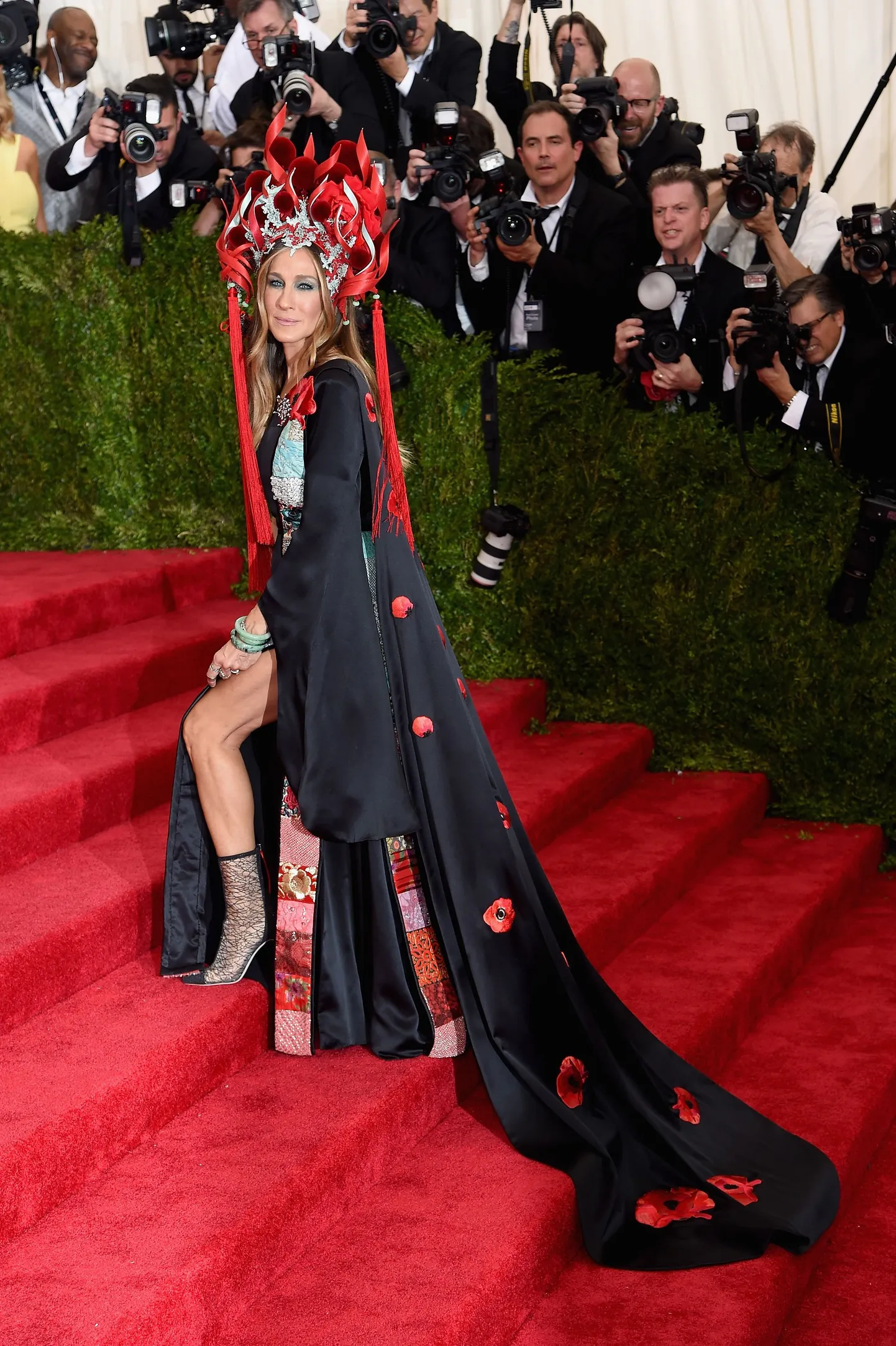 Sarah Jessica Parker kandis ekstra tema jaoks valmistatud temaatilist kleiti, mille ta koos H&Miga disainis. Kleidi sleppi kaunistasid tikitud tumepunased moonid.
