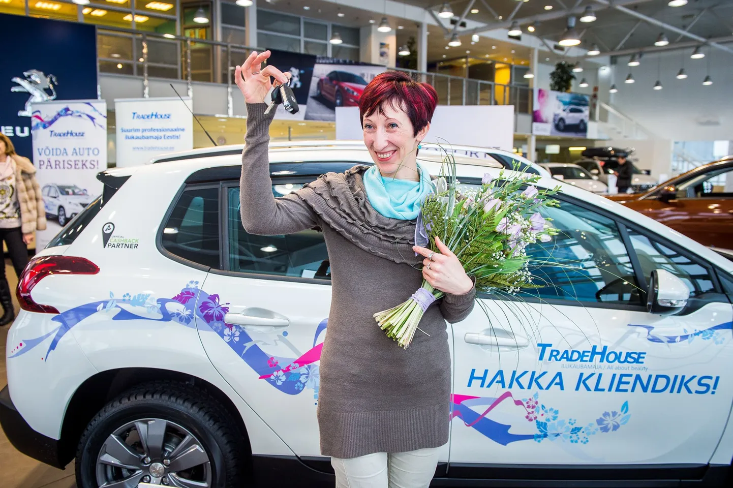 Õnnelik autovõitja lubab kohe autokooli minna, et tuttuue autoga sõitma hakata.