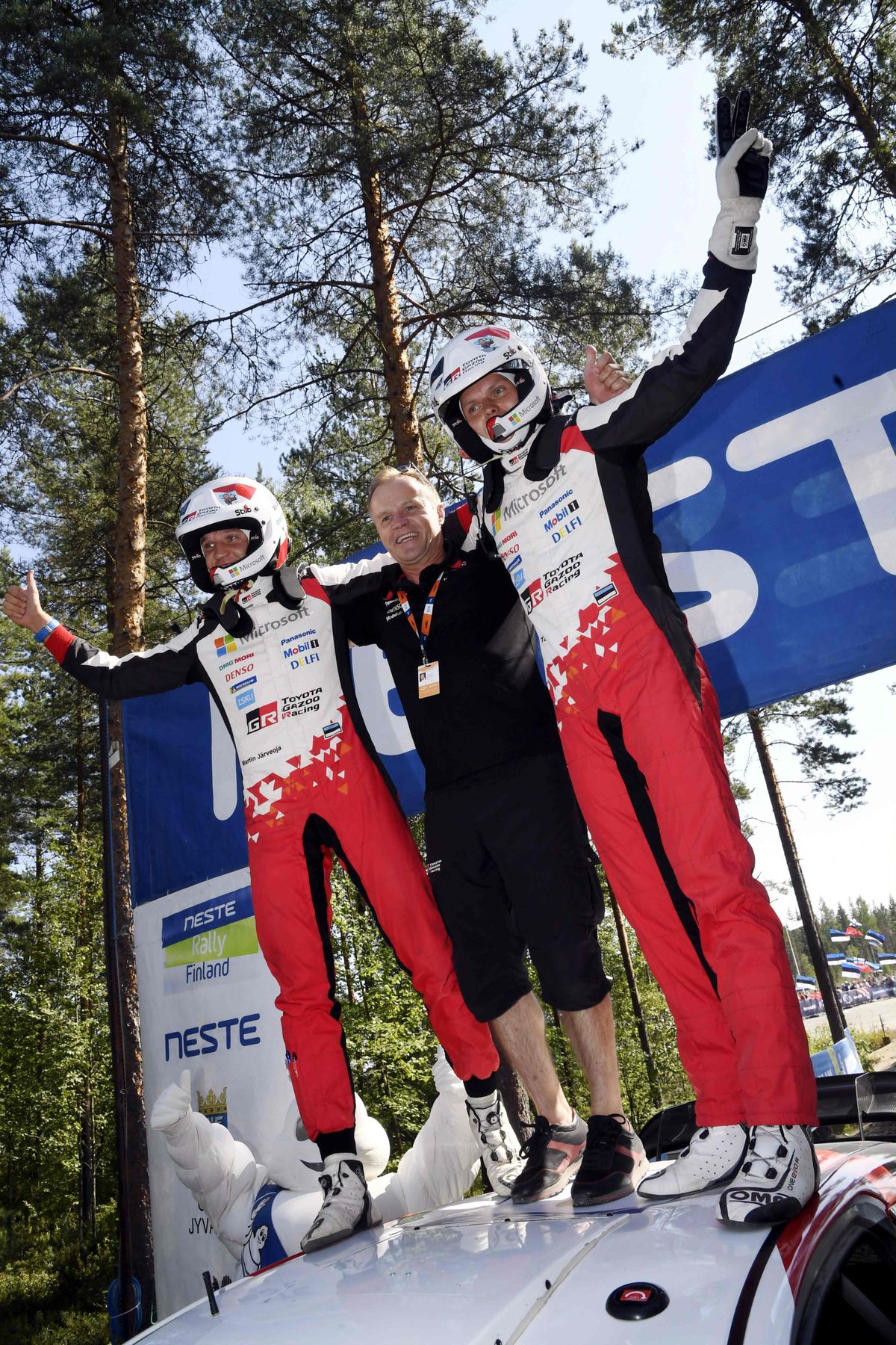 Tänak ja Järveoja koos Toyota Gazoo Racing juhi Tommi Mäkineniga 2018. aastal. Mehed tähistavad auto katusele ronides Soome ralli võitu!