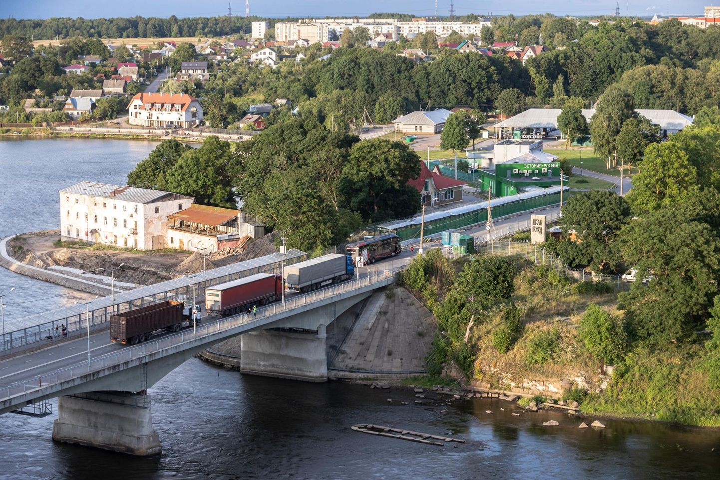 Ukraina suunal võib maismaatransport peagi katkeda. Pildil veokid Narva sillal.