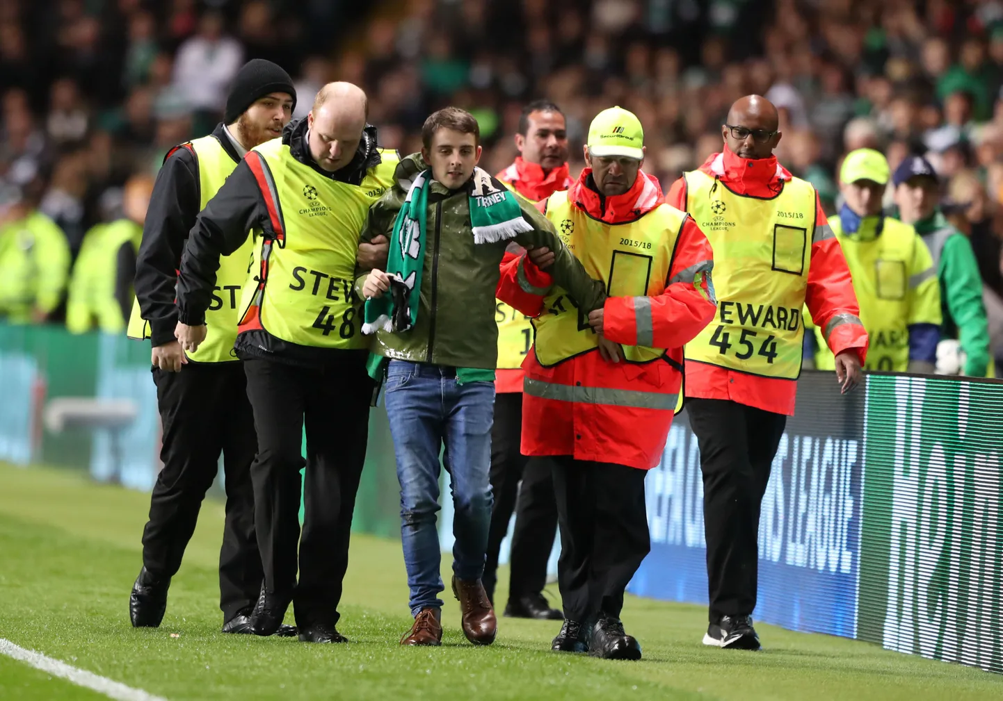 Väljakule tunginud Celticu fänn.