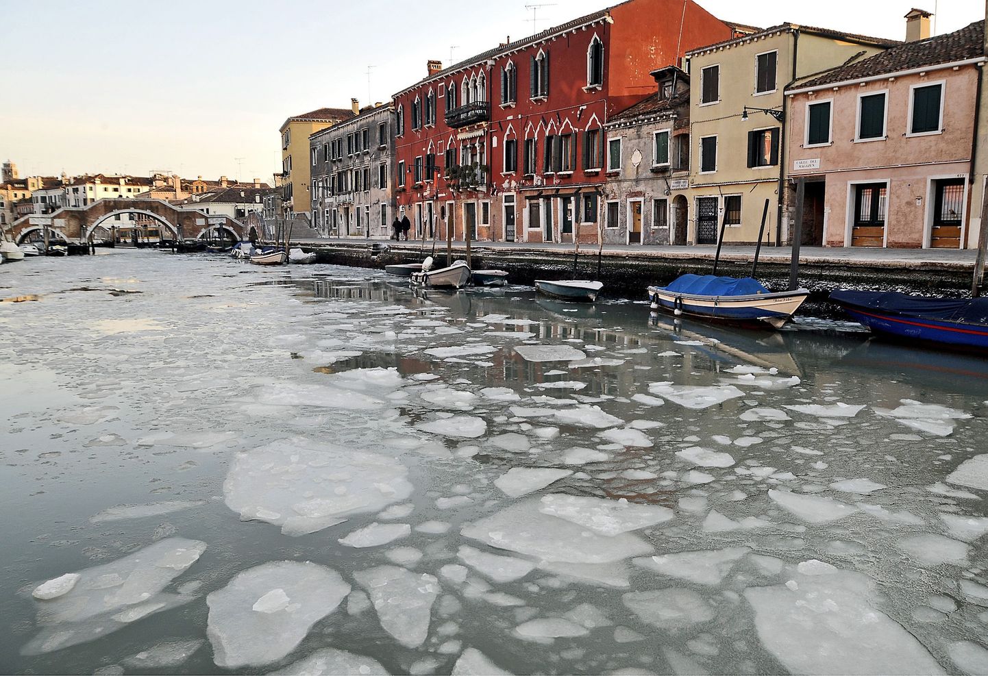 Ebaharilikult külmunud Cannaregio kanal.