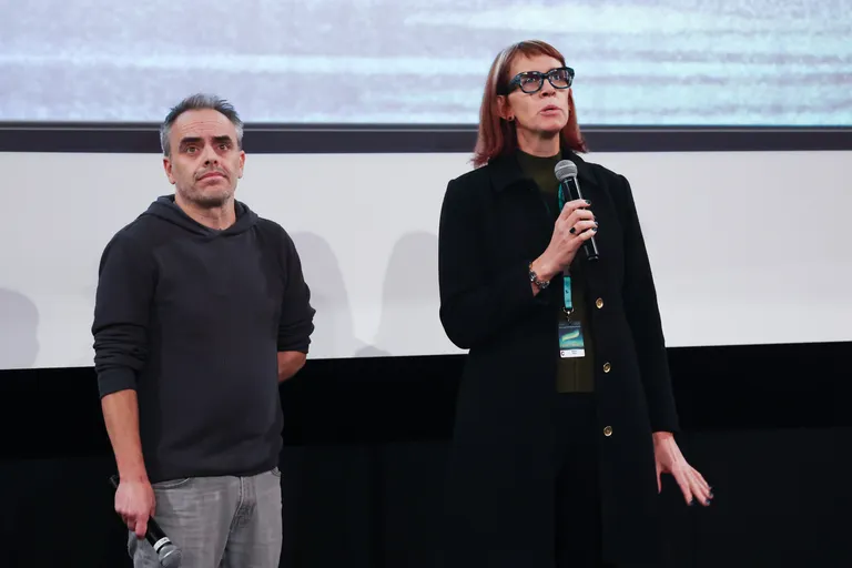 Kuigi vesterni «Rust» võtetel suri operaator Halyna Hutchins, tehti film siiski valmis ning see esilinastus Camerimage'i filmifestivalil.