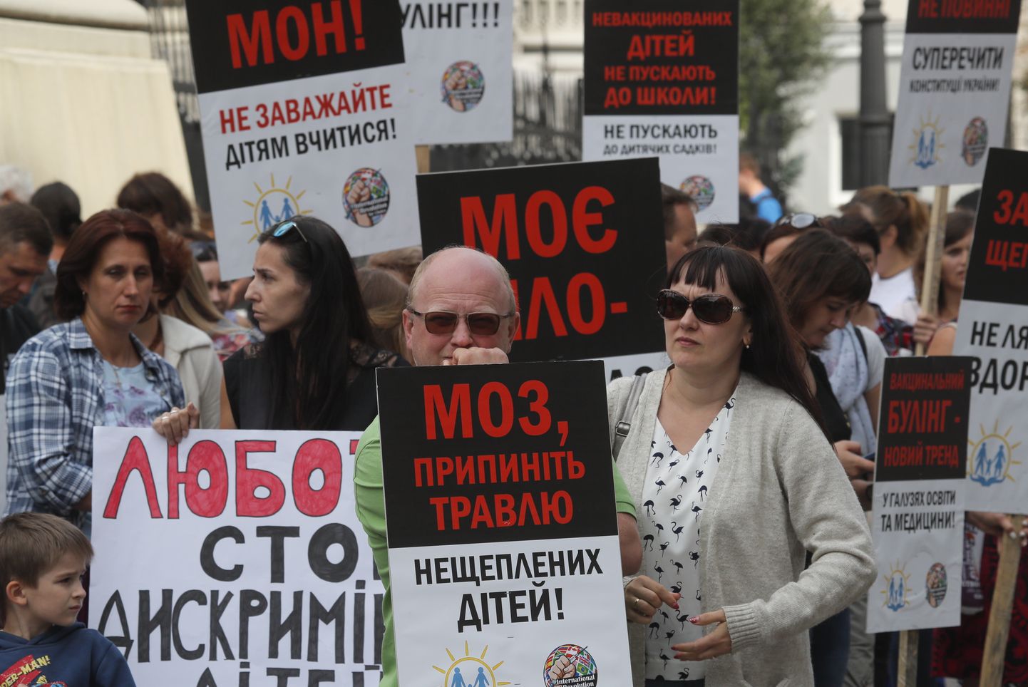 Vaktsiinivastased meeleavaldajad Kiievis presidendi kantselei ees.