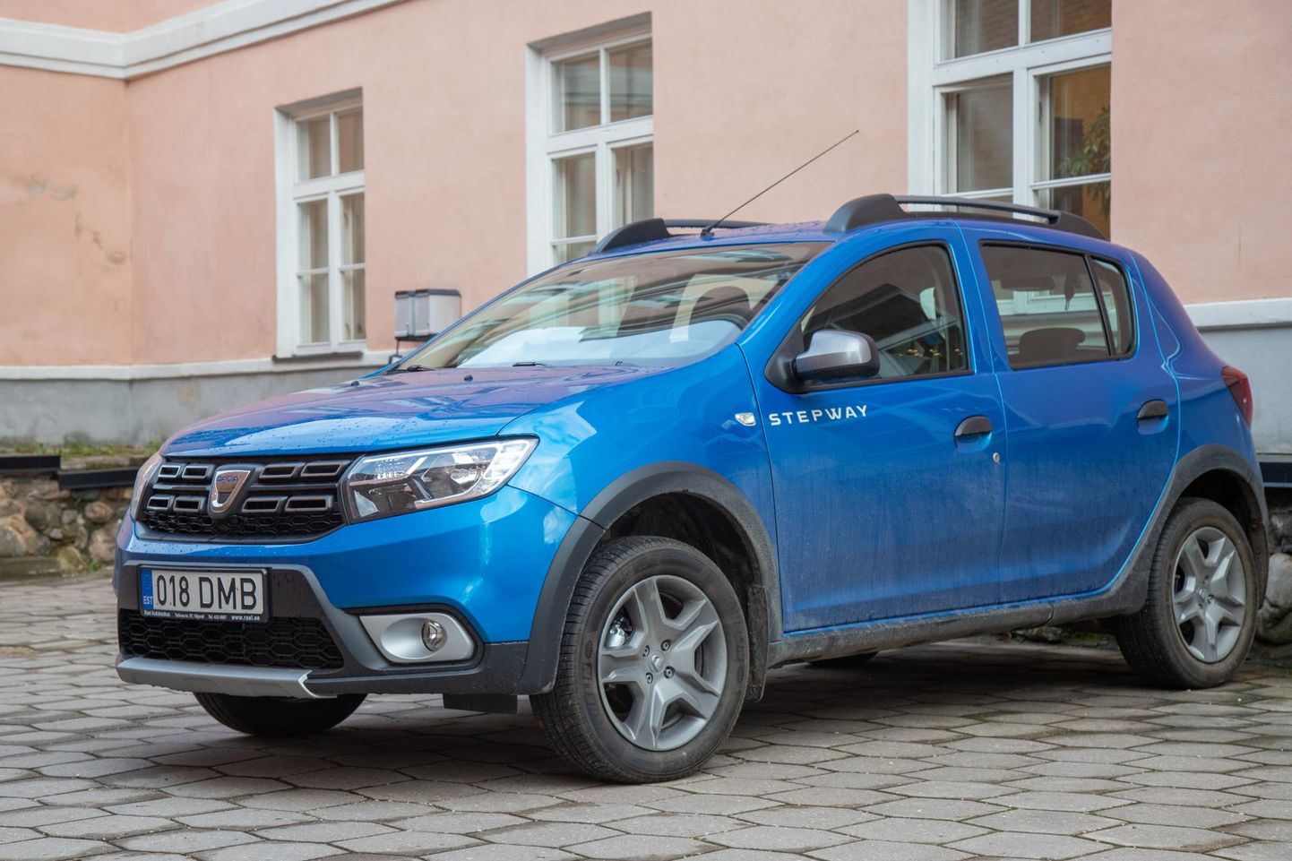 Viljandi vald liisis neli sinist Dacia Sanderot, mis asendavad varem sotsiaaltöötajate kasutuses olnud elektriautosid. Sotsiaaltöötajad on uute autodega rahul.