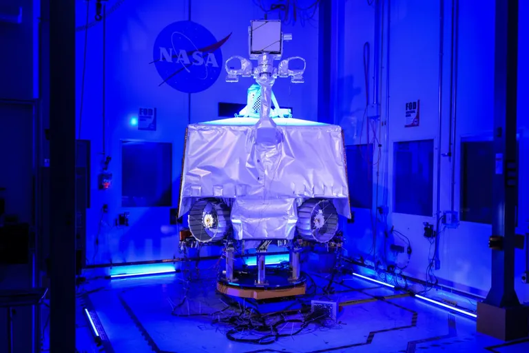 NASA ambitsioonikas kuukulgur VIPER (Volatiles Investigating Polar Exploration Rover), mis on ehitatud Kuu lõunapooluselt vee jääd otsima, seisab praegu kasutult Johnsoni kosmosekeskuses.