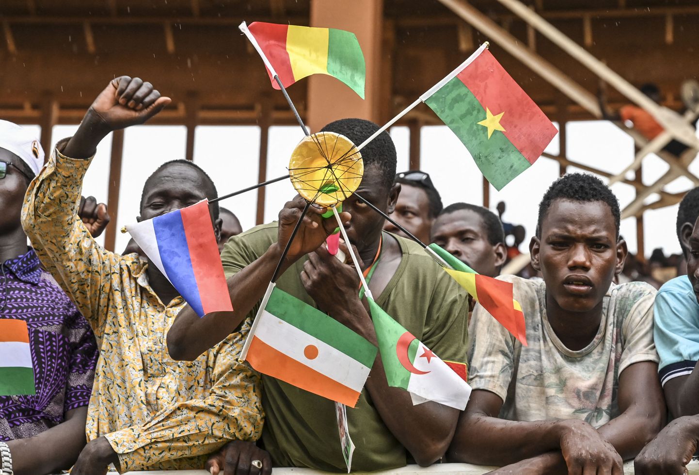 Nigeri hunta toetaja hoidmas Mali, Burkina Faso, Nigeri, Alžeeria ja Venemaa lippu meeleavaldusel pealinnas Niameys. 26. august 2023.