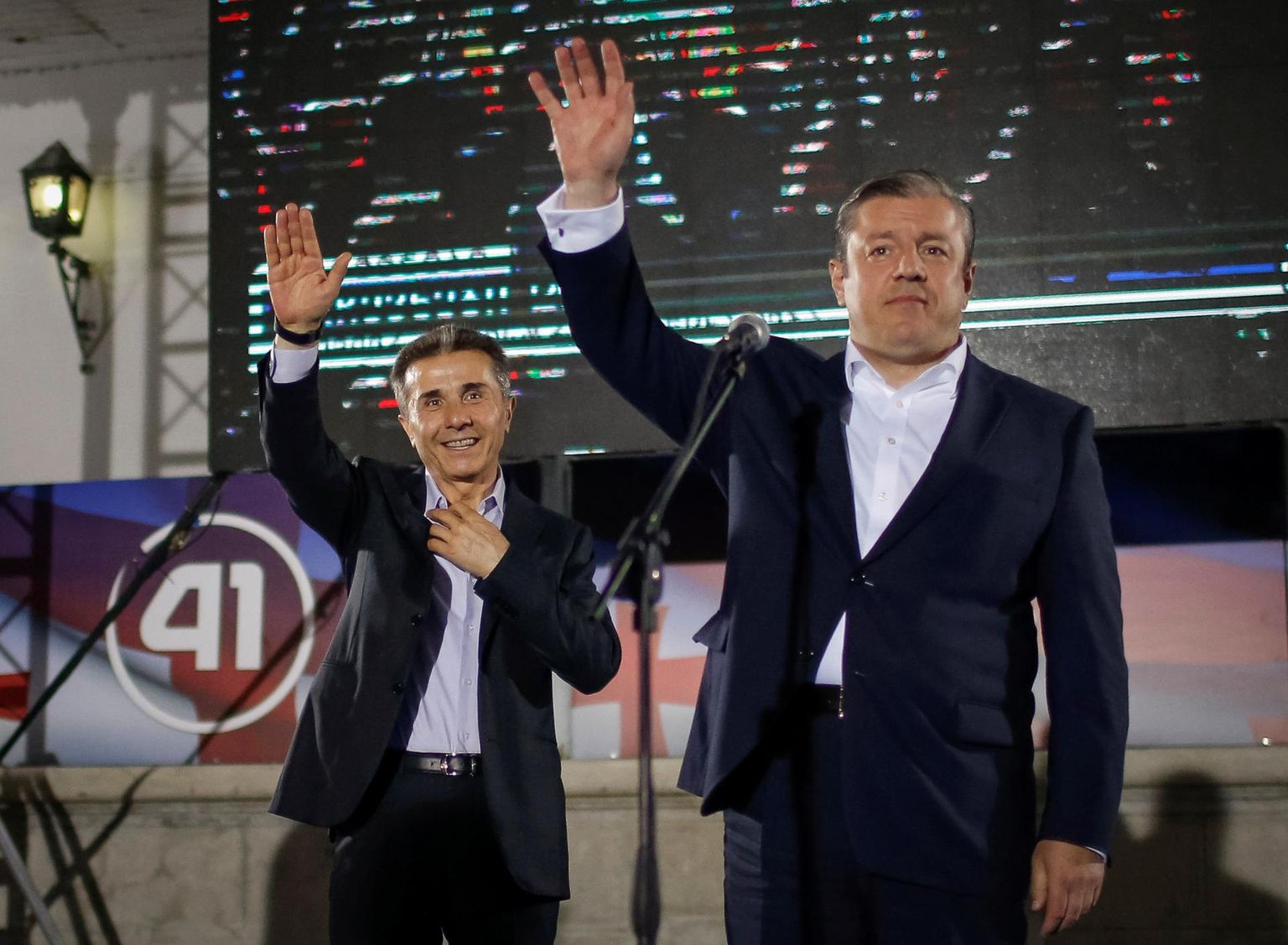 Bidzina Ivanišvili (vasakul) ja üleeile peaministriametist tagasi astunud Giorgi Kvirikašvili pärast Gruusia Unistuse võitu 2016. aasta parlamendivalimistel. FOTO: David Mdzinarišvili/REUTERS/SCANPIX