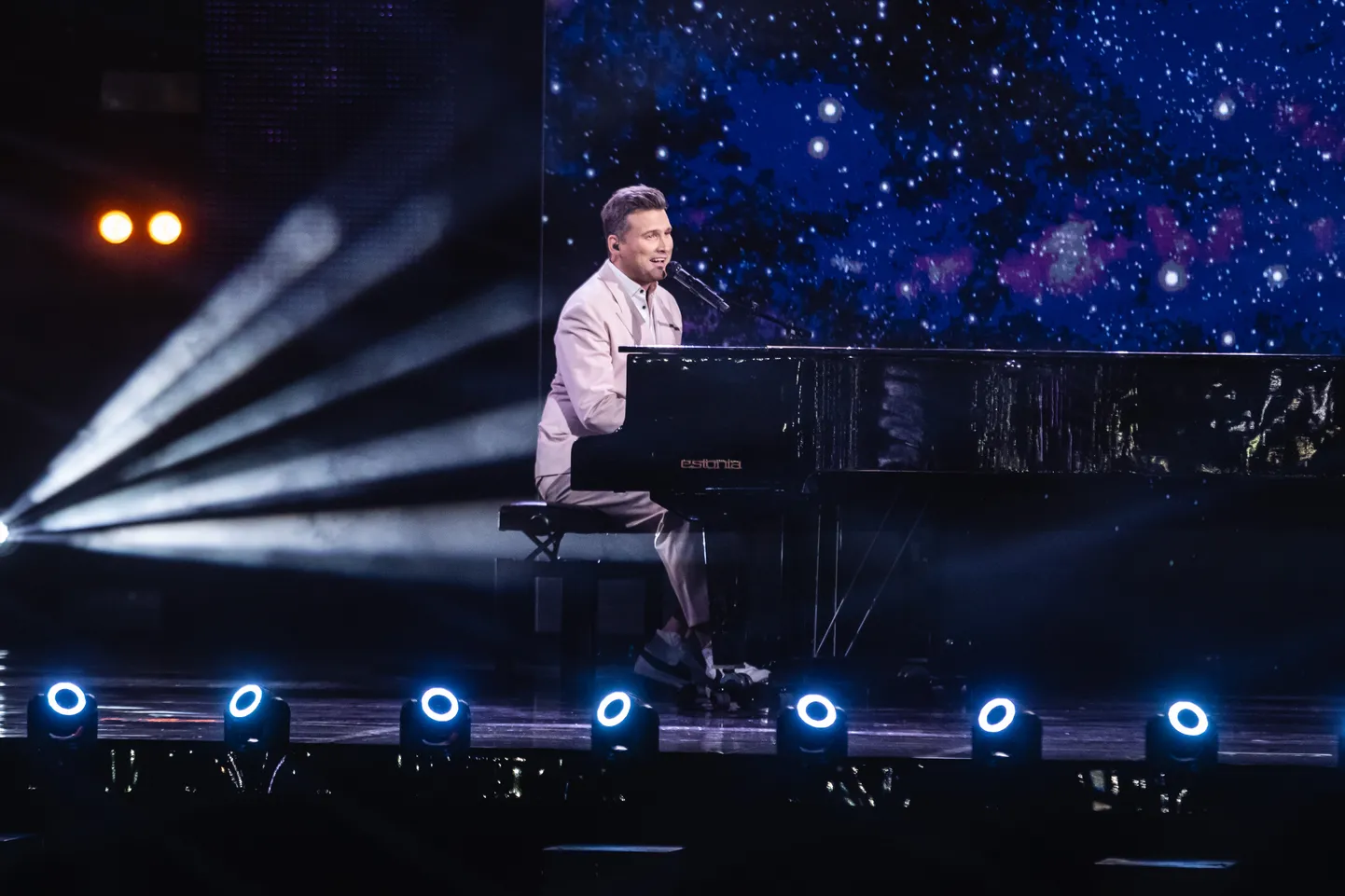 Koit Toome Eesti Laul 2022 finaalkontserdil esitamas pala «Mere lapsed».