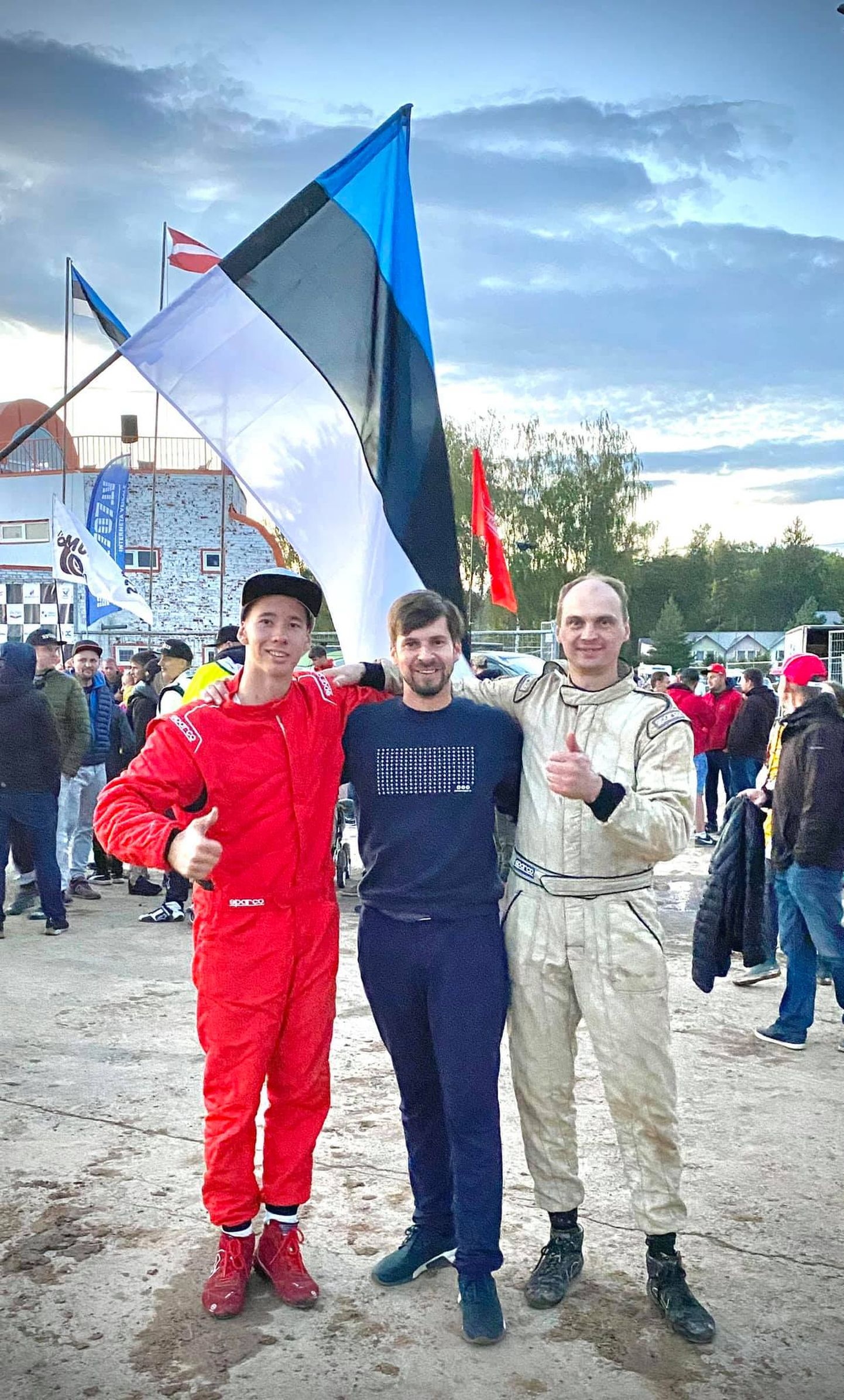 Lätis Bauska lähedal võidutsesid krossivõistlusel tõrvakad Maiko Tamm (vasakul) ja Janar Kadak (paremal). Keskel Tõrva vallavanem Maido Ruusmann.