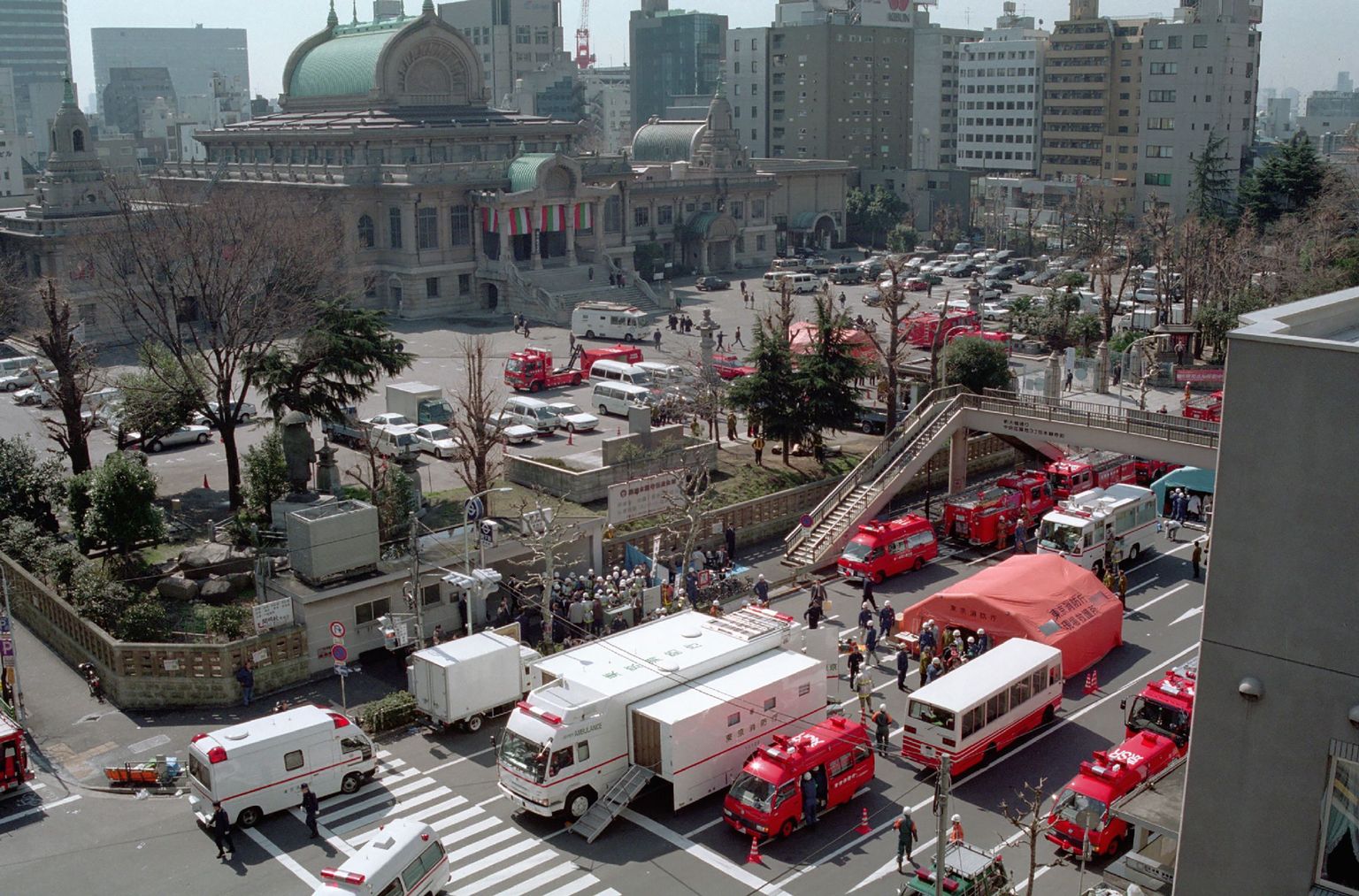 Päästetöötajad 20. märtsil 1995. aastal Tsukiji metroojaama ümber.
