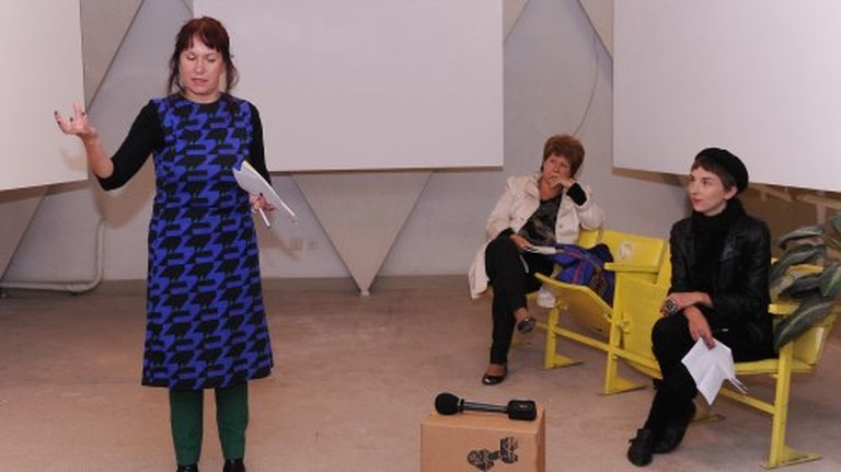 Mākslas festivāla "Survival Kit" kuratore un Laikmetīgās mākslas centra vadītāja Solvita Krese (no kreisās), nodibinājuma "Rīga 2014" vadītāja Diāna Čivle un simpozija "Lēnā revolūcija. Māksla un kultūra institucionālajās un teritoriālajās perifērijās" vadītāja Ramona Buša-Virtmane piedalās preses konferencē, kurā informē par starptautisko mākslas festivālu "Survival Kit" norisi. 