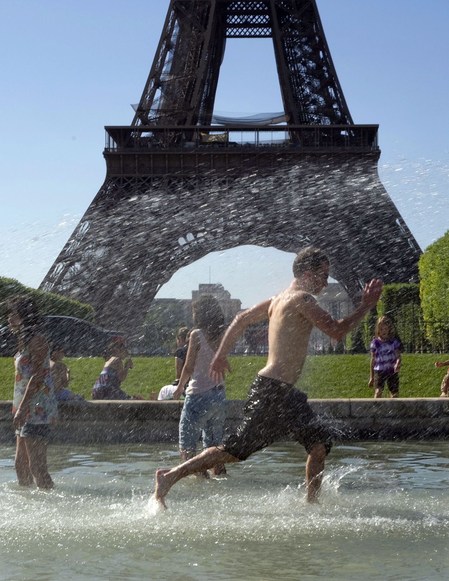 Pariislased end Eiffeli torni purskkaevus jahutamas. 2010. aasta suvel tõusis ka Prantsusmaal temperatuur rekordkõrgele