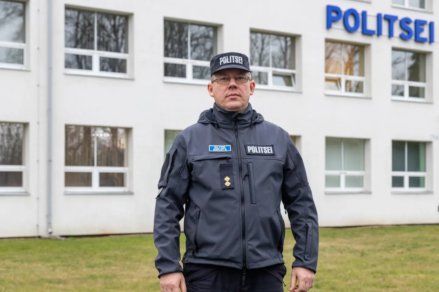 Vormi pani Silver Simuste selga ekstra pildistamise tarvis. Viimasel poolteisel kuul on tal tulnud patrullimise asemel koosolekuruumide hõngu sõõrmetesse vedada.