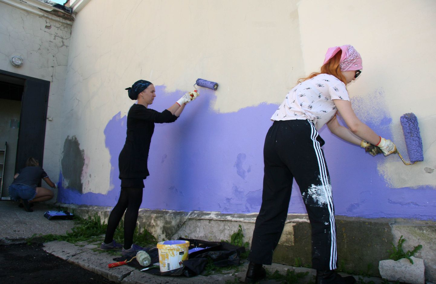 Участницы "Rural Urban Art" Крислин Виркус, Крислен Кахр и Яна Персидски готовят поле для творчества выпускницы Эстонской художественной академии Лийзи Грюнберг, которая готова удивить кохтлаярвесцев.