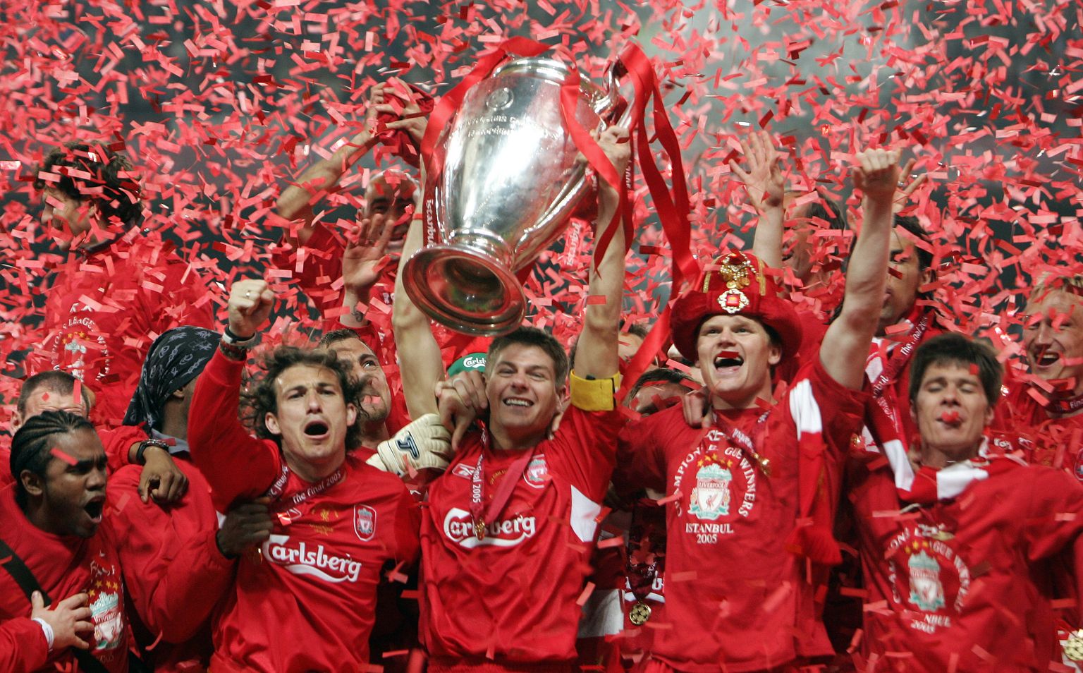 Kunagine Liverpooli kapten Steven Gerrard (keskel karikaga) 2005. aasta Meistrite liiga finaali võidu järel, kui Istanbulis alistati penaltiseeria järel AC Milan.