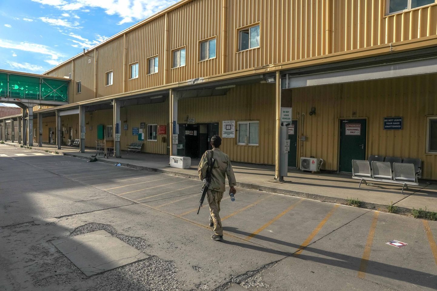 Afganistani sõdur kõnnib Bagrami õhuväebaasis.