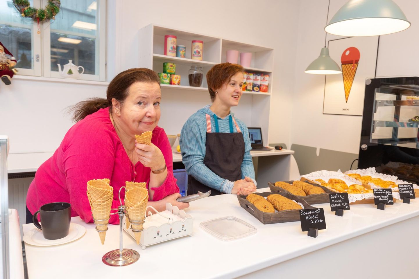 Silvia Takkel (vasakul) avas Tallinna tänava nurgal jäätisekohviku Paulina. Kohvikutegemistes aitab teda Mariliis Taal, kes rõõmustas, et saab seal olla justkui Hunt Kriimsilm ning teha mitut asja.
