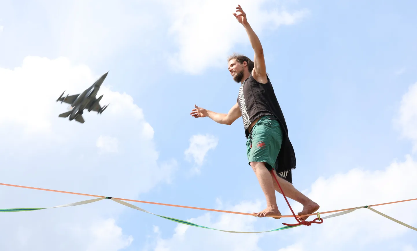 Kel möödunud aastal NATO turvehävitaja F-16 Falcon ja slackliner Tauri Vahesaar nägemata jäid, siis sel aastal on uus võimalus.